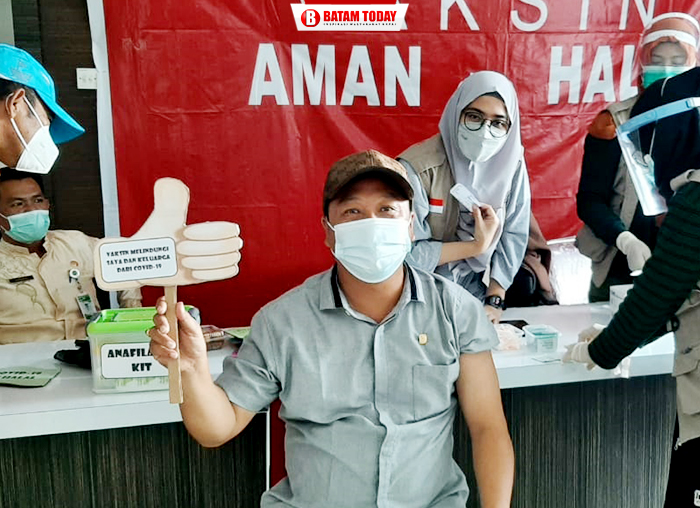 Anggota DPRD Anambas dari Komisi I, Mariady saat mengikuti vaksinasi